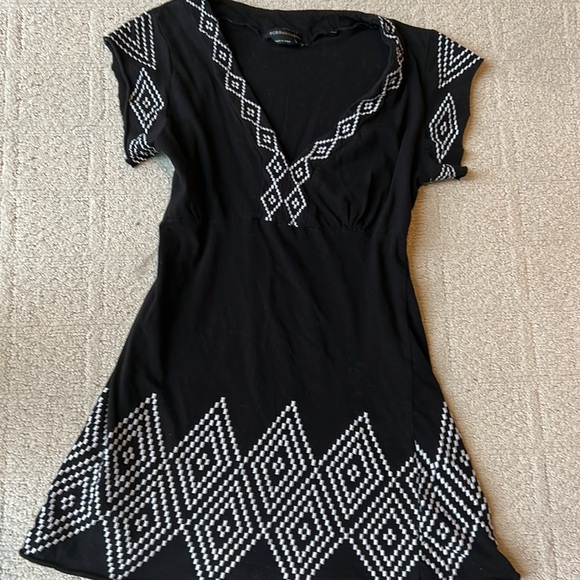 BCBGmaxazria black/white embroidered fitted short sleeve long top - Picture 4 of 11